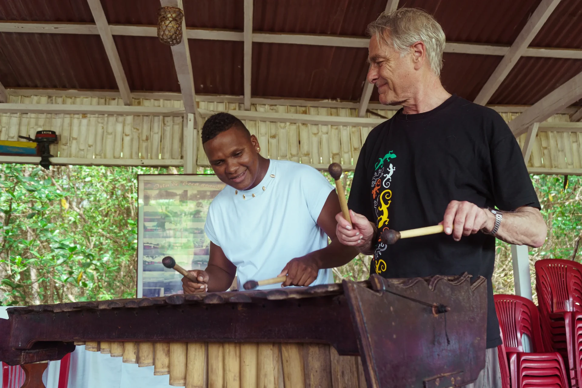 Taller de música con maestro y viajero en marimba de chonta