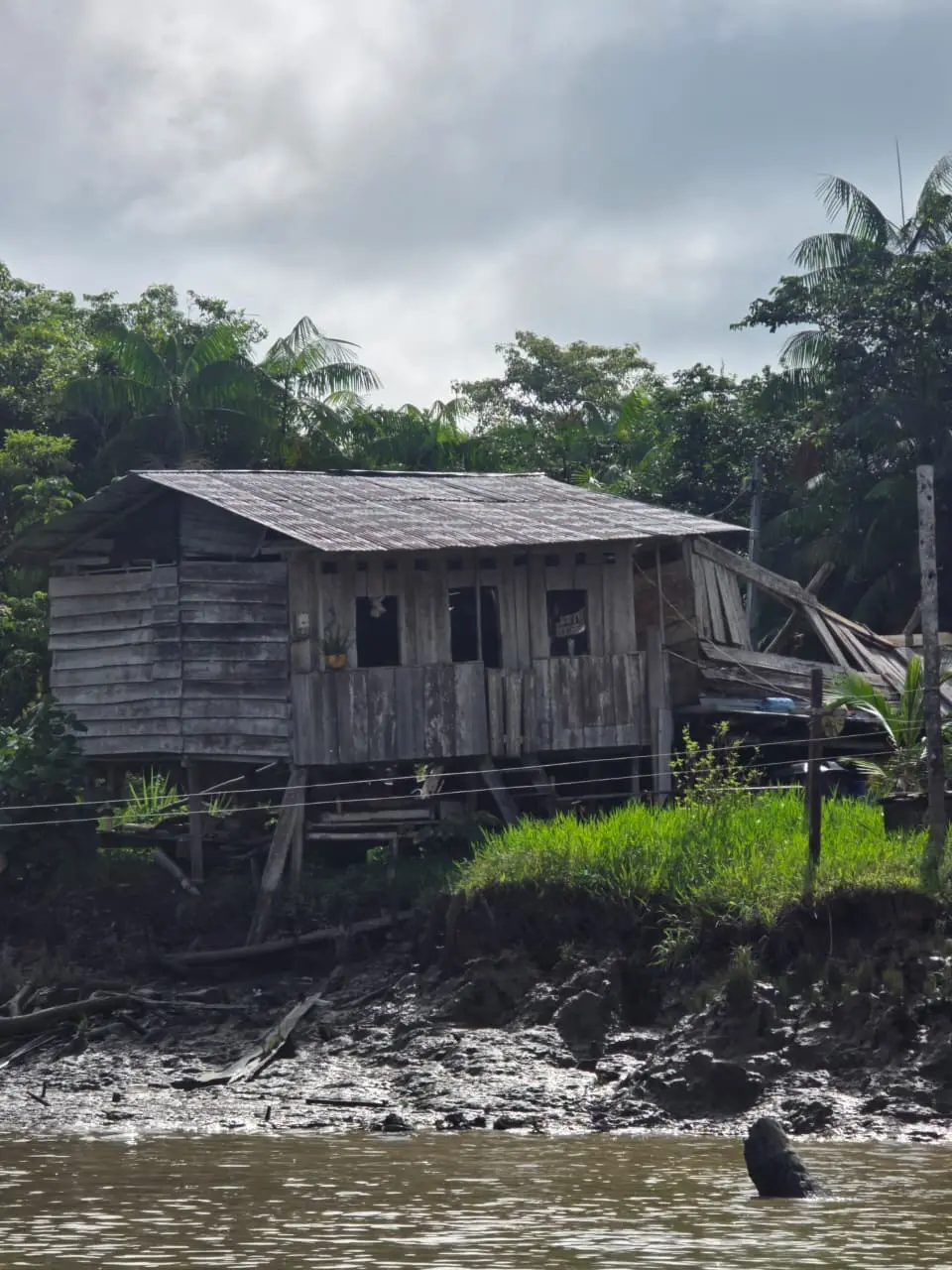 Interior de una vivienda afectada por el sismo