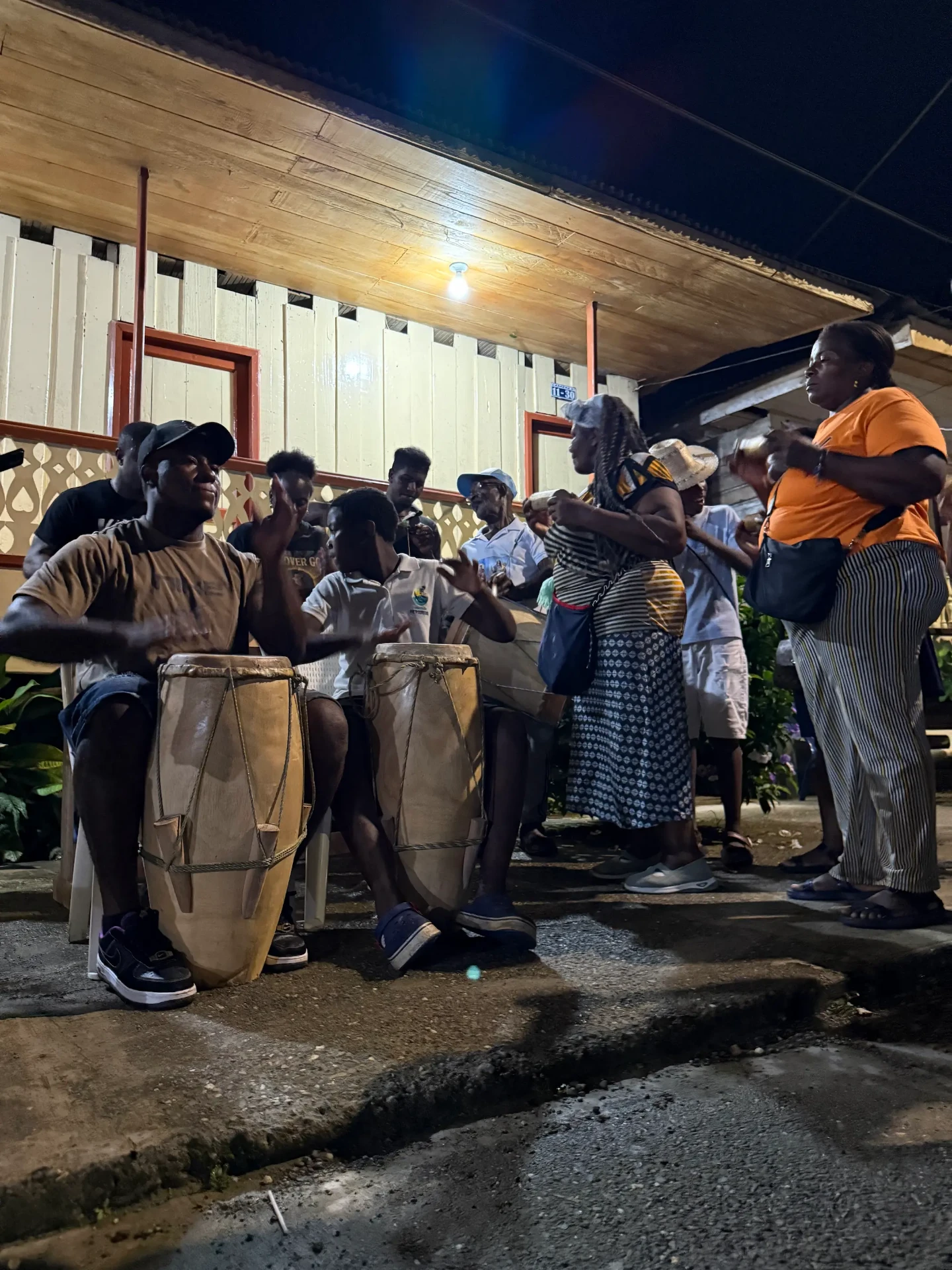 Juntanza musical con bombos frente a una casa en Guapi