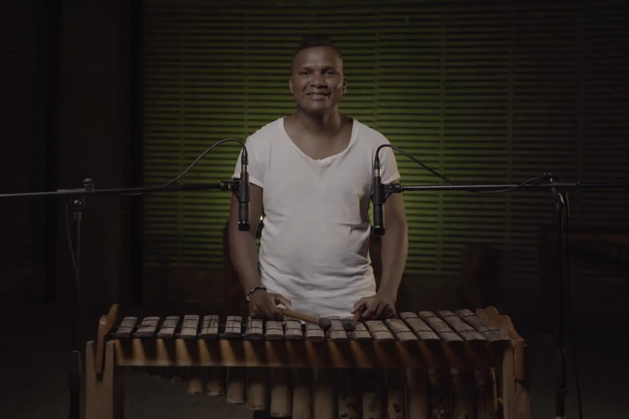El maestro Cankita interpretando la marimba de chonta