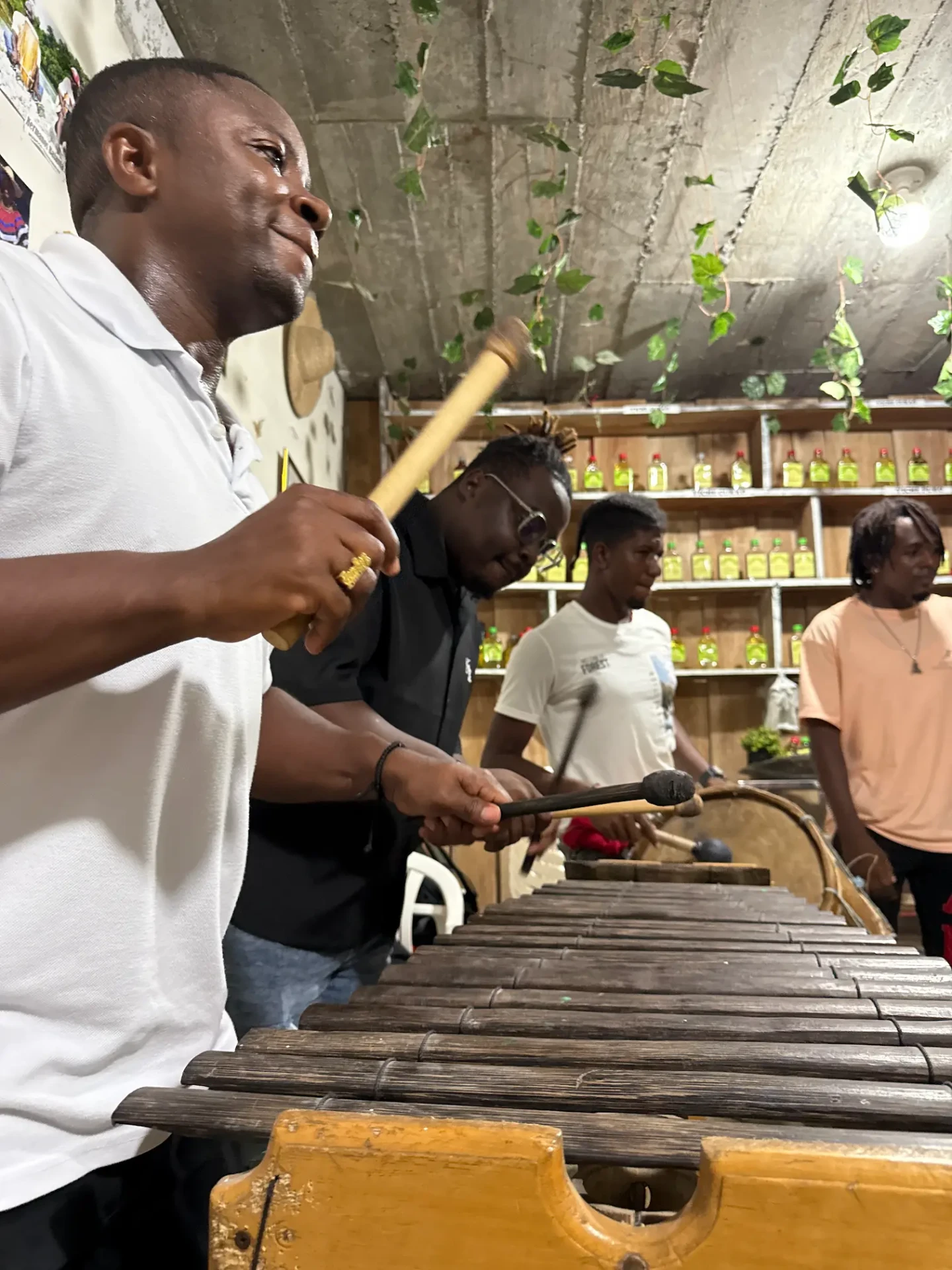 Músicos tocando marimba de chonta en Timbiquí
