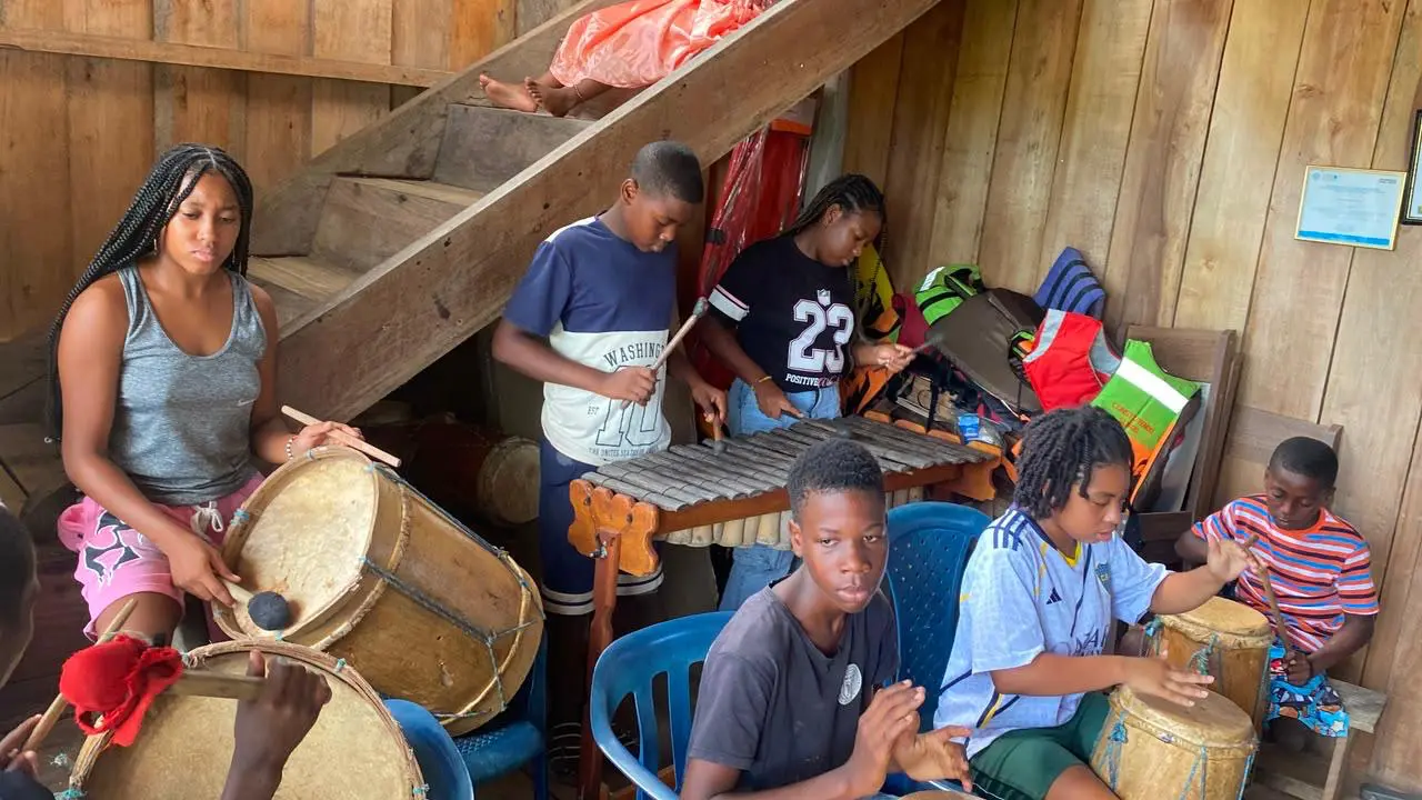 Jóvenes aprendiendo músicas tradicionales en la zona rural de Guapi