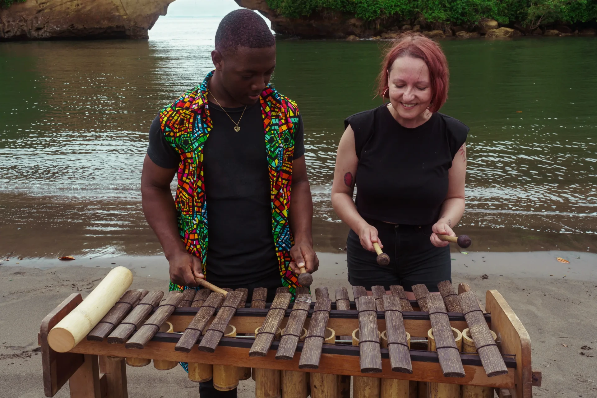 Clase de música con marimba de chonta junto al río en Tumaco