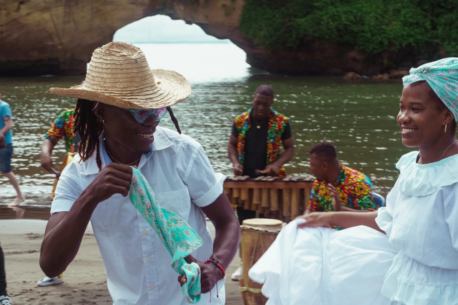 Muestra de danza tradicional en la playa de Tumaco
