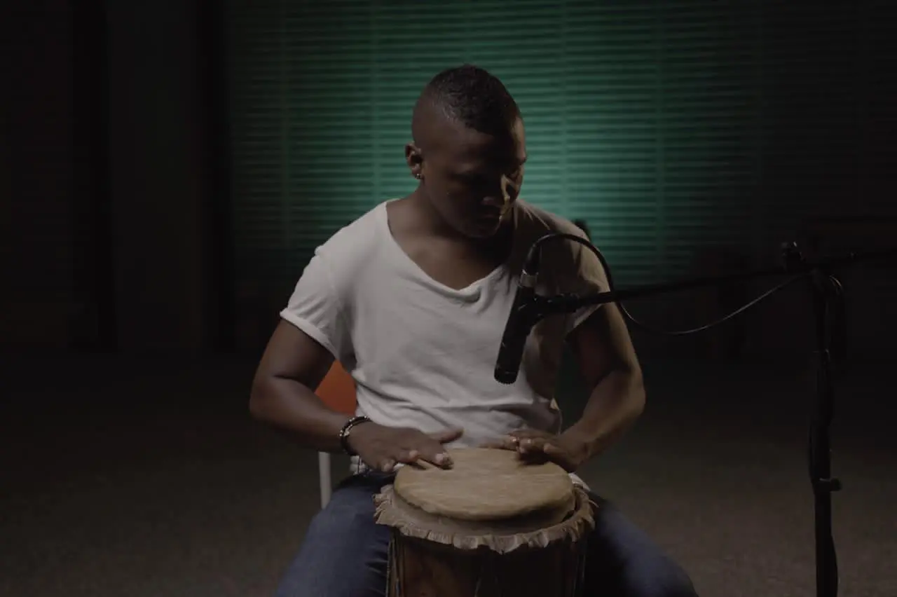 El maestro Cankita tocando el cununo