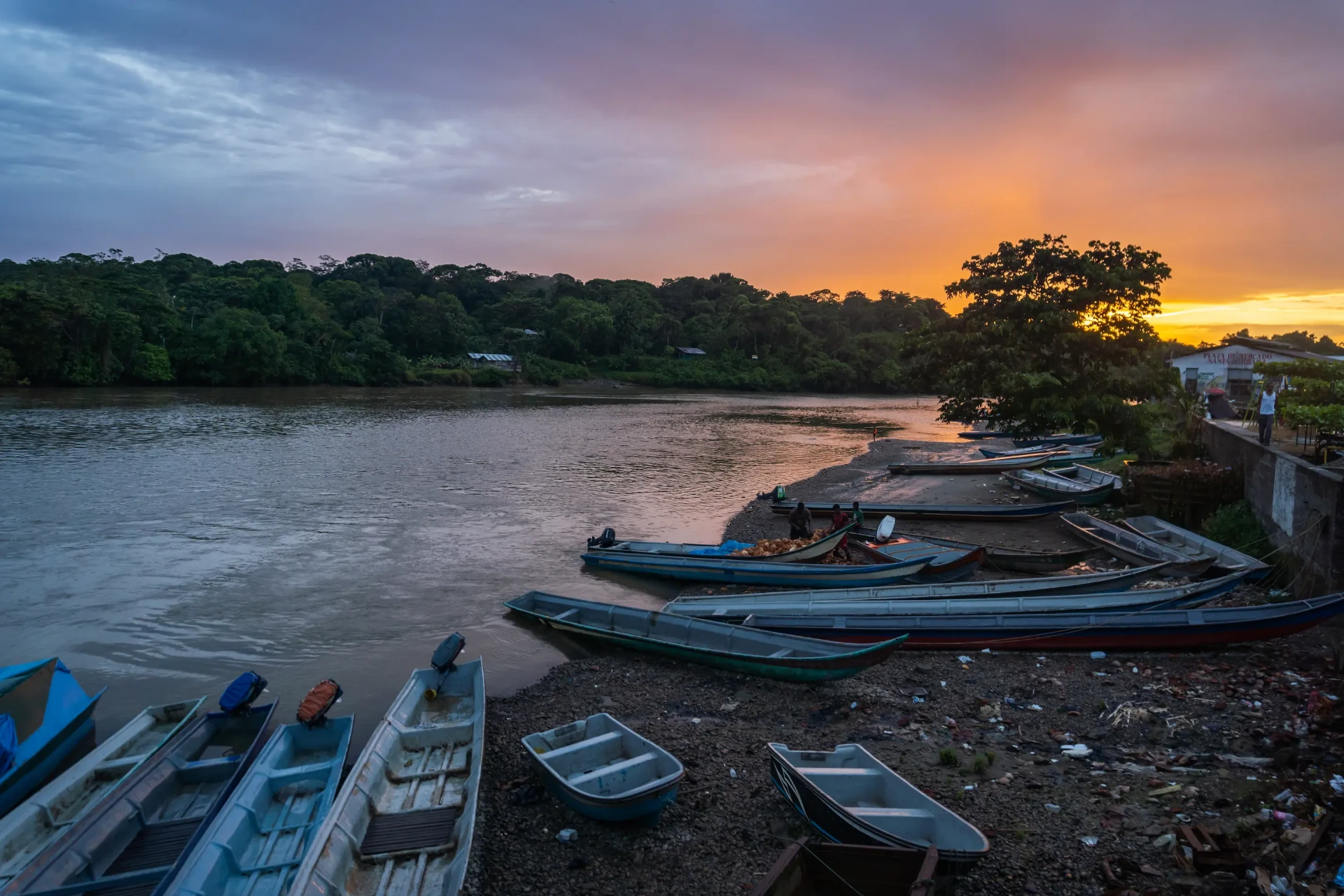 Atardecer sobre el río y las embarcaciones en Guapi