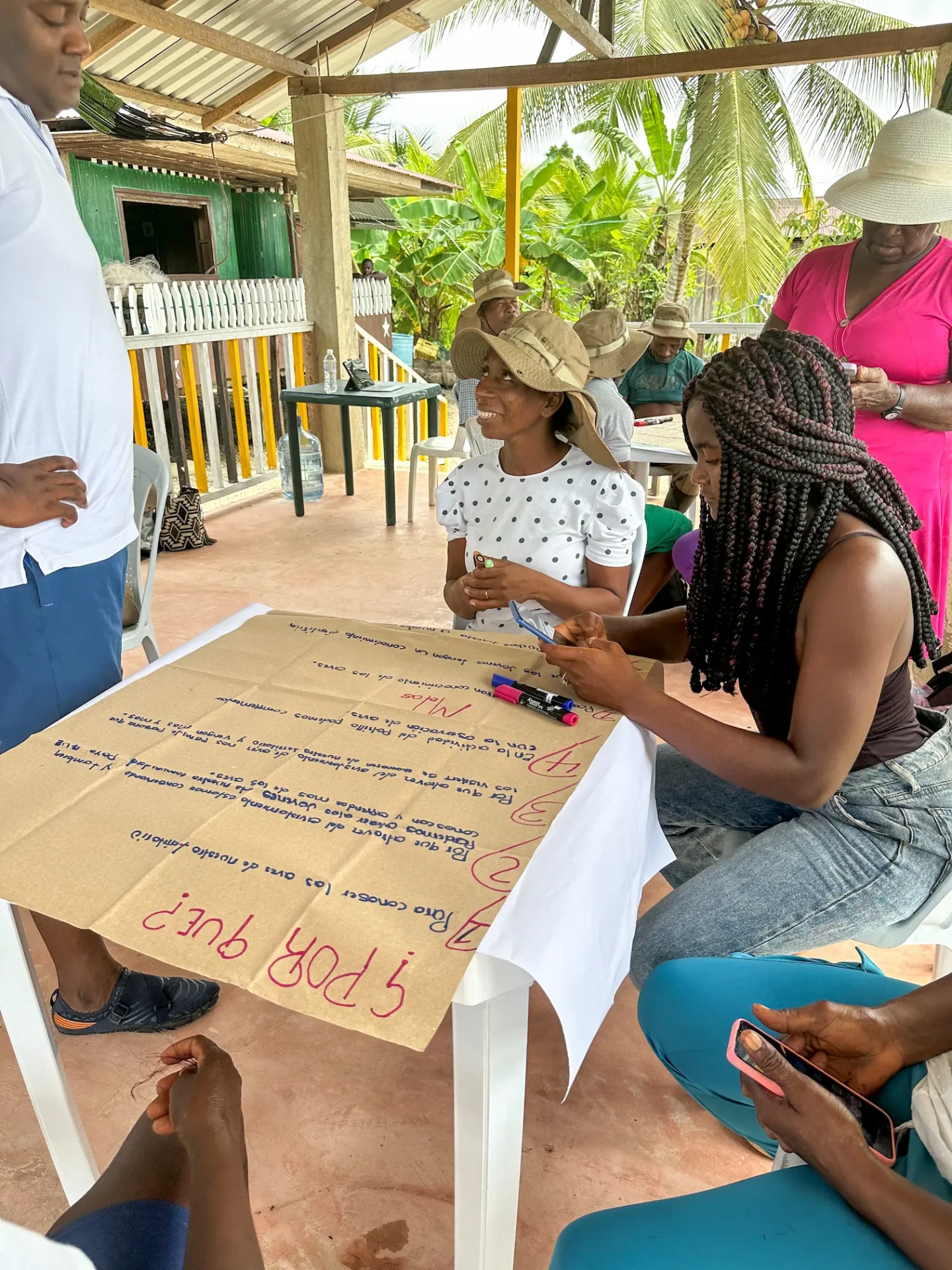Mujeres participan en una actividad de formación sobre monitoreo comunitario de aves en Guapi
