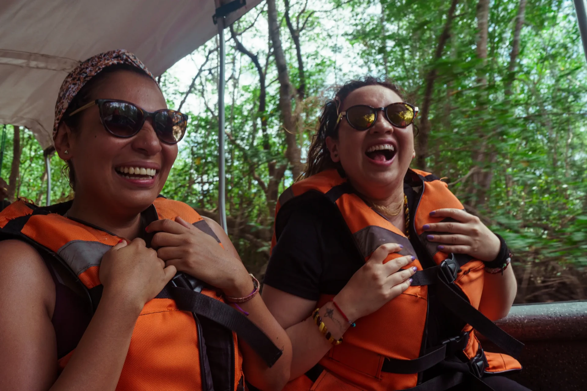 Viajeros sonrientes en embarcación durante el viaje a Tumaco