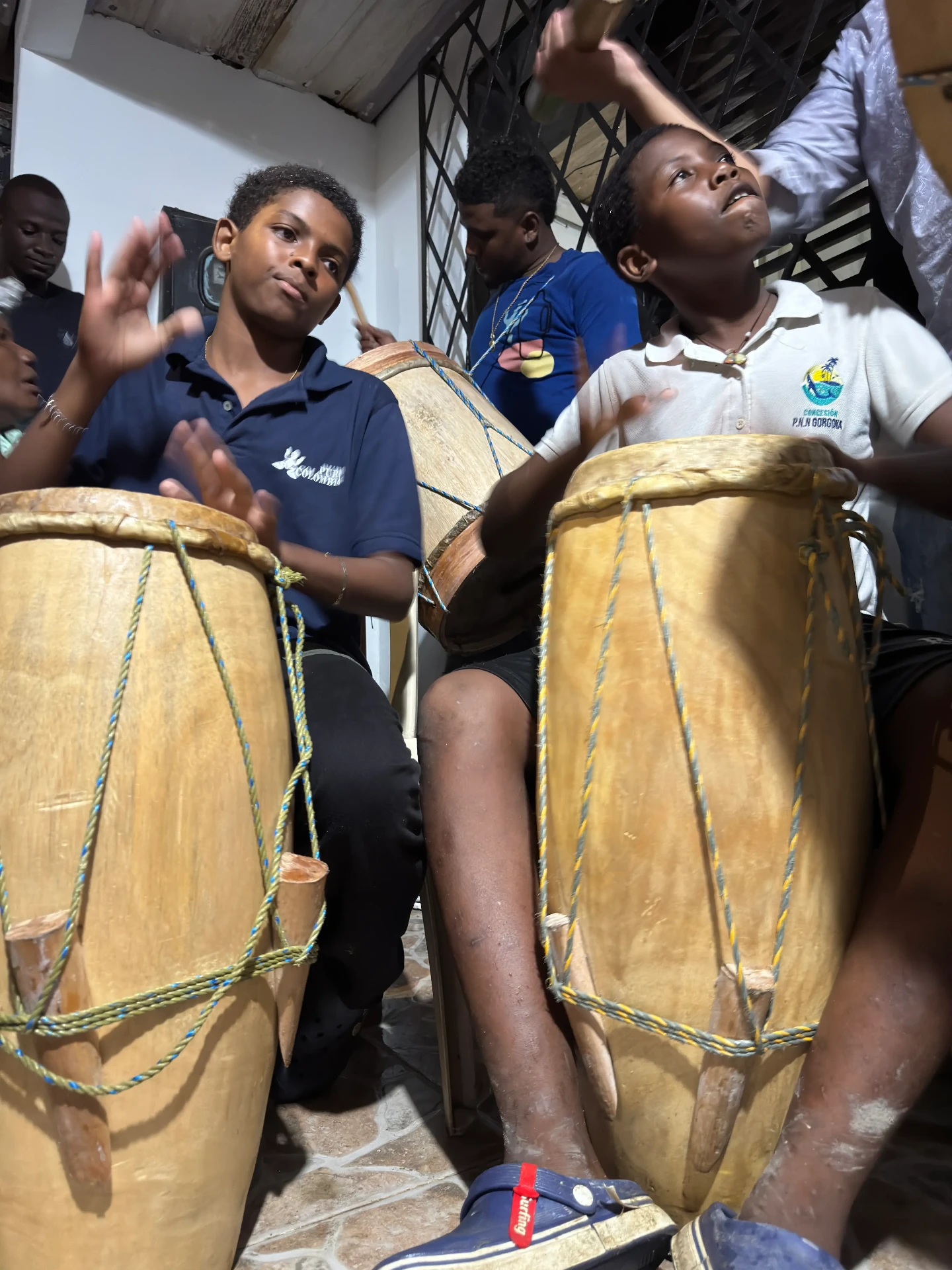 Niños y jóvenes tocando cununos en un taller del proyecto