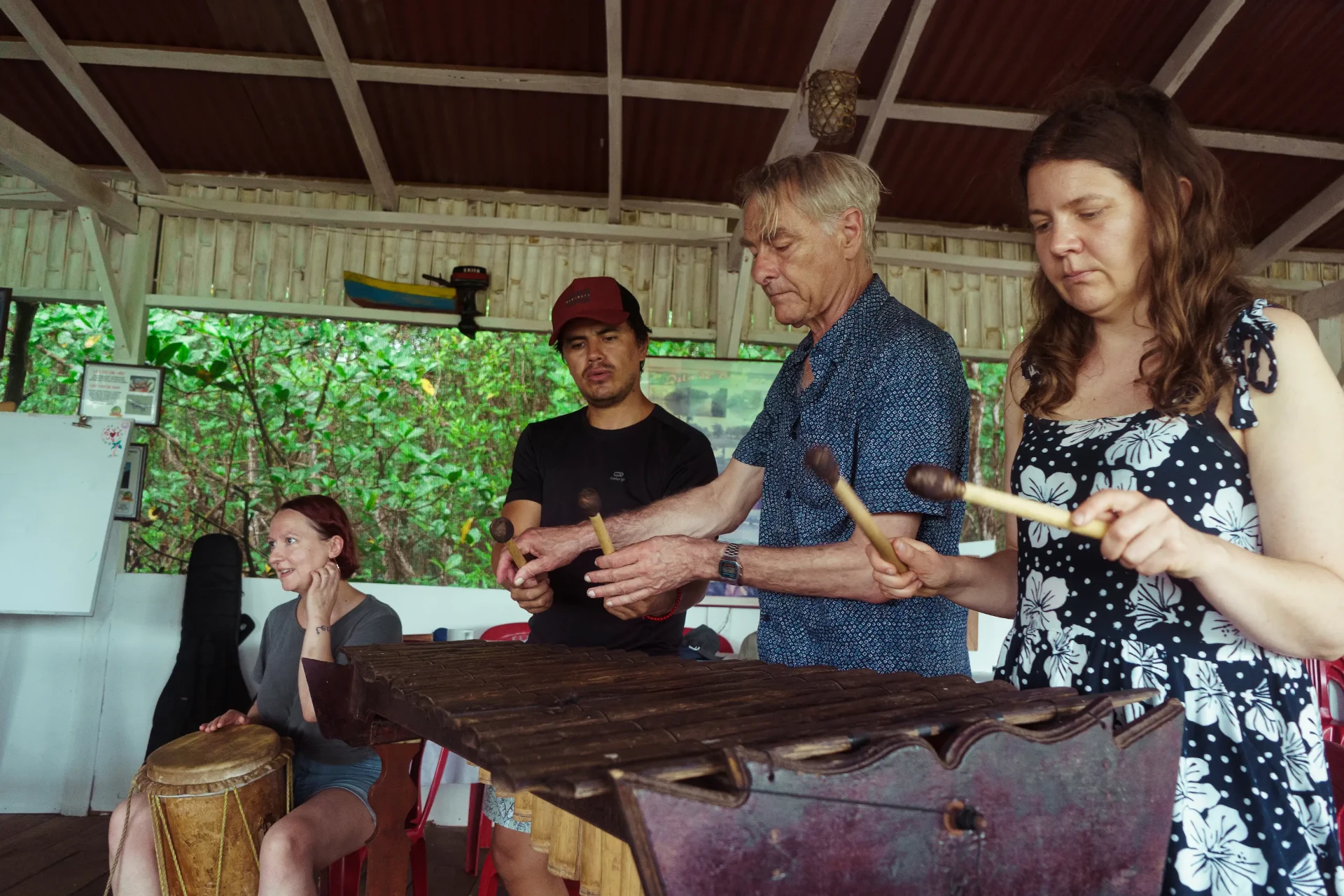Viajeros en taller de música tocando marimba en Tumaco