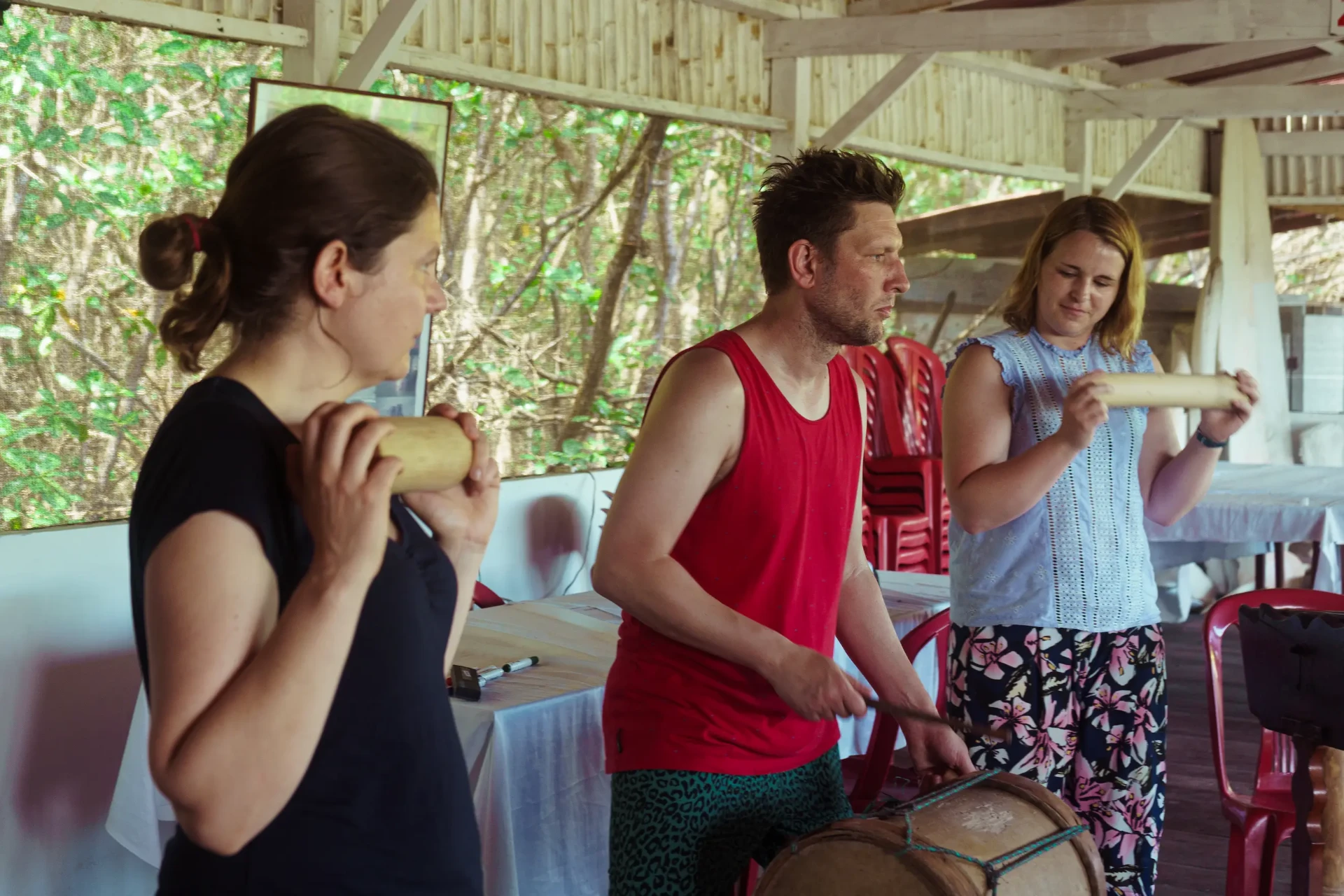Viajeros en taller de música tocando instrumentos en Tumaco