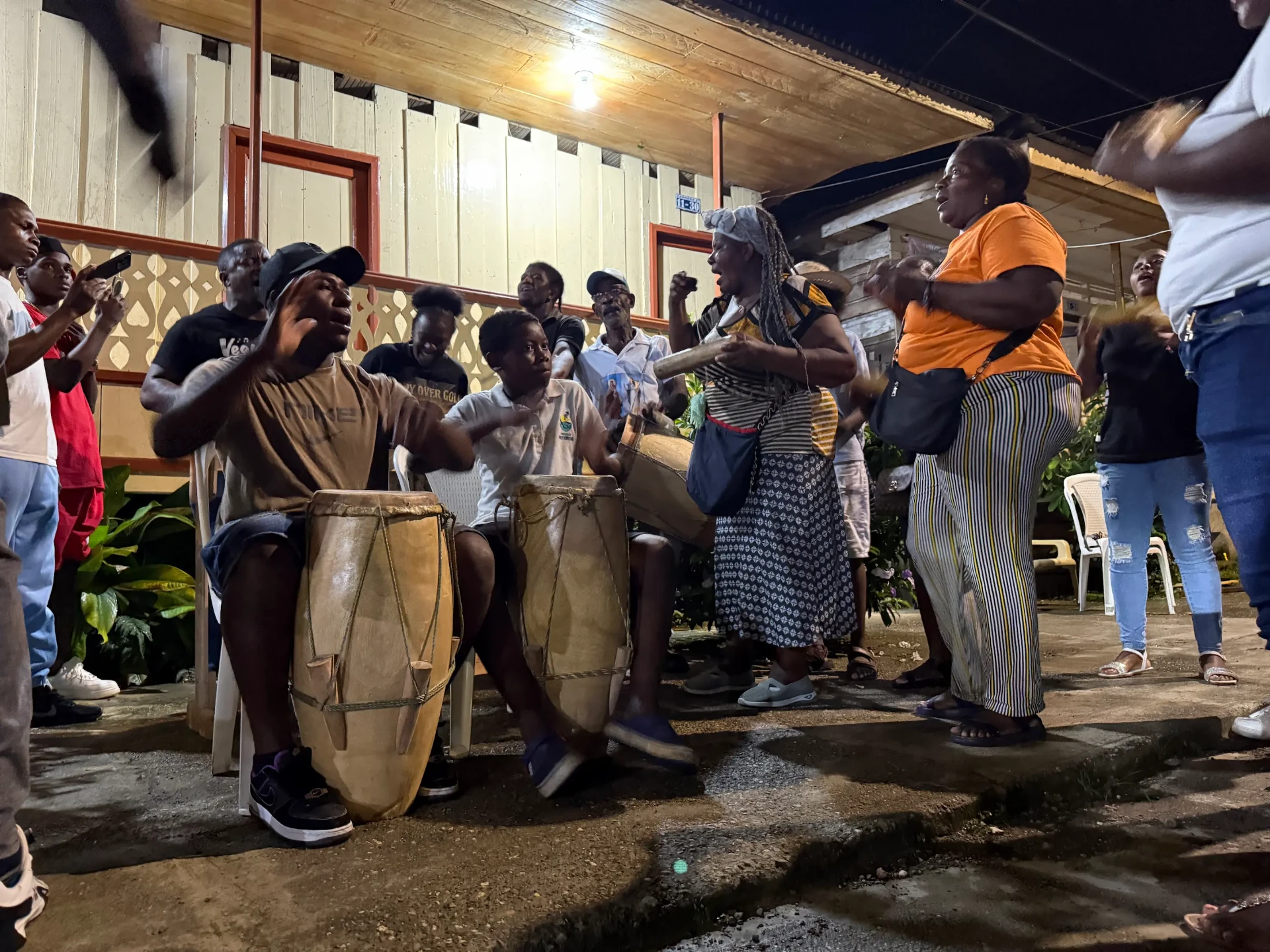 Comunidad tocando bombos y cantando en Guapi
