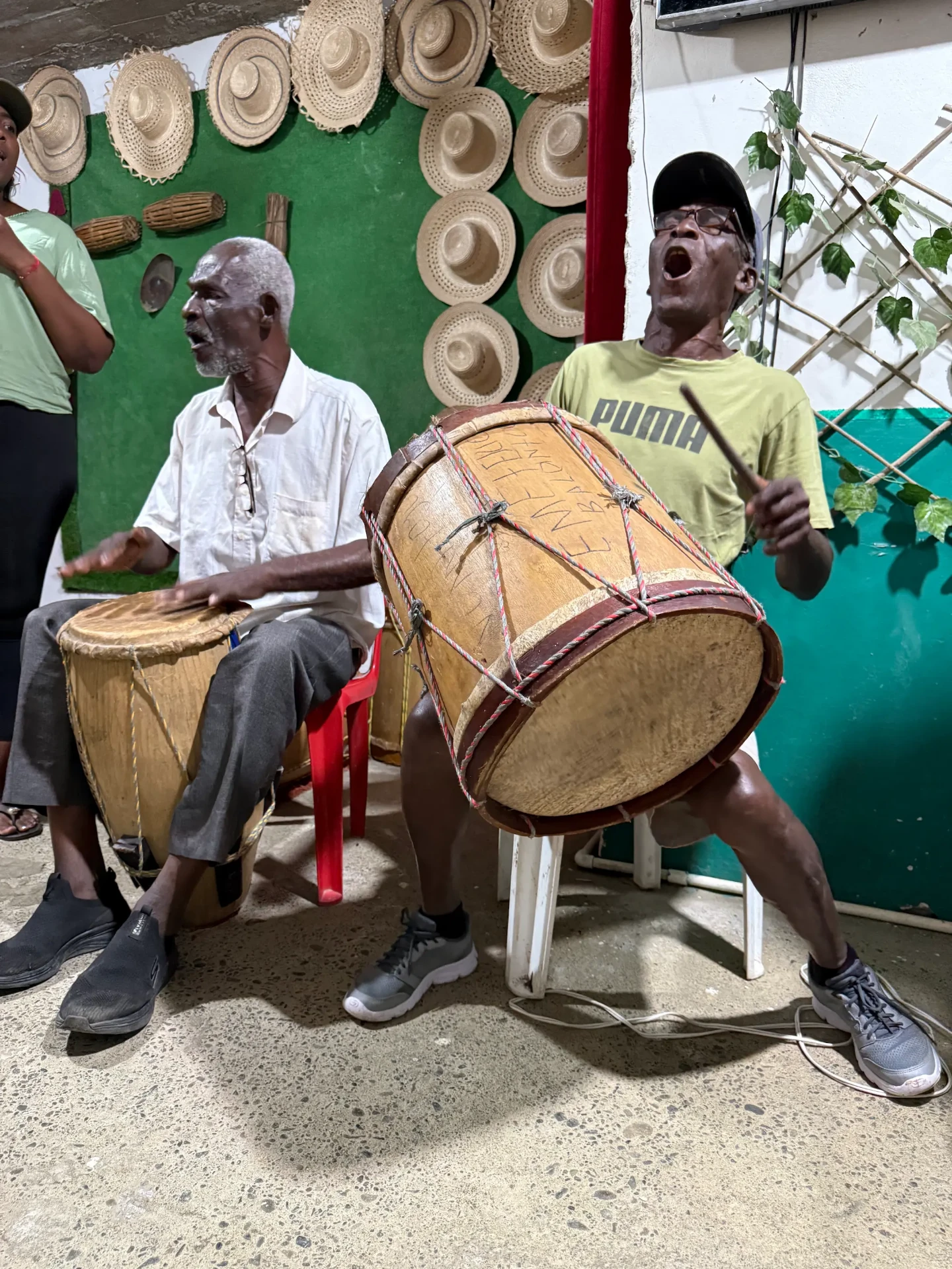 Maestros tocando bombo y cununo en Timbiquí