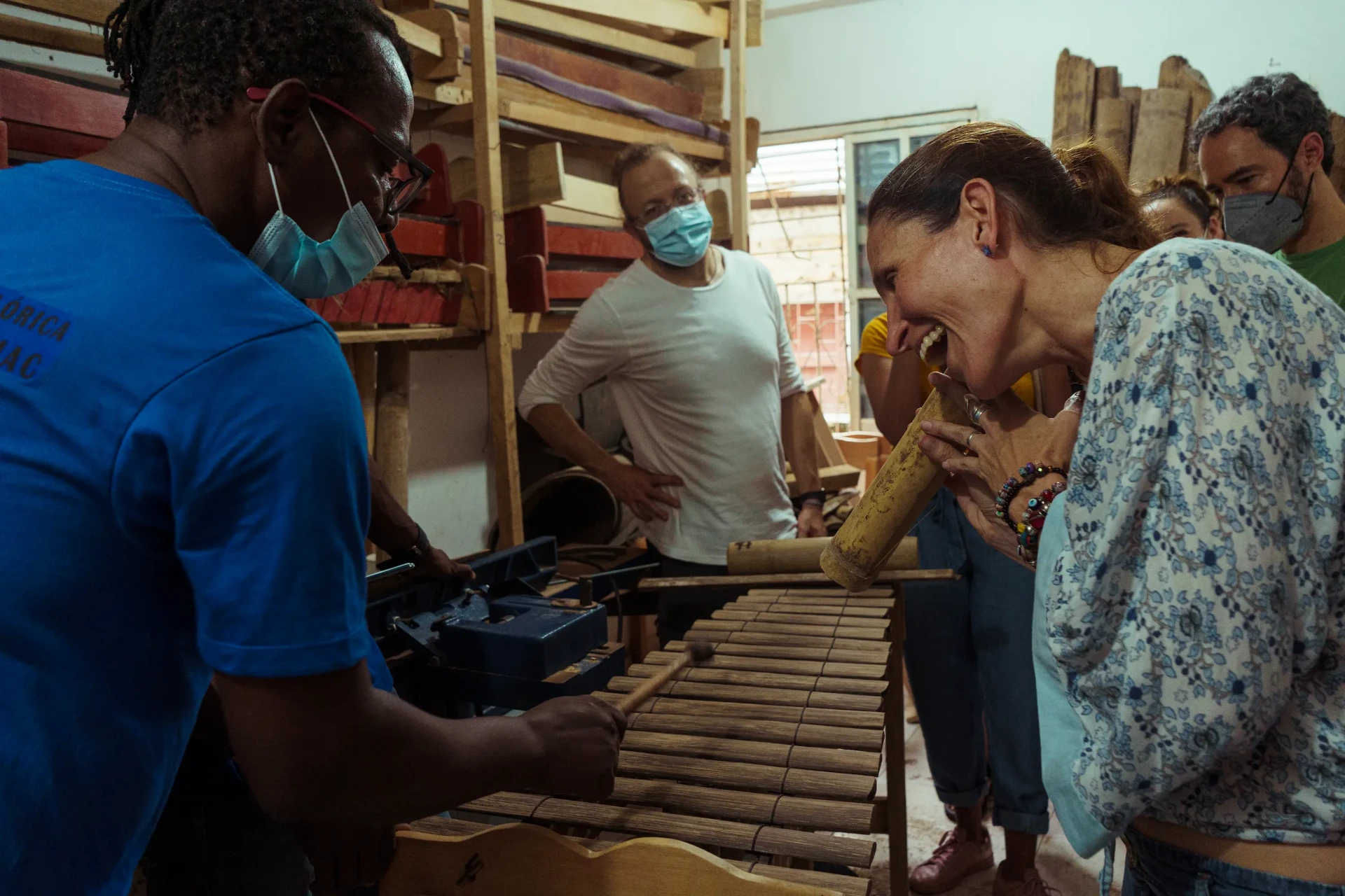 Participantes en taller de construcción de instrumentos en Tumaco