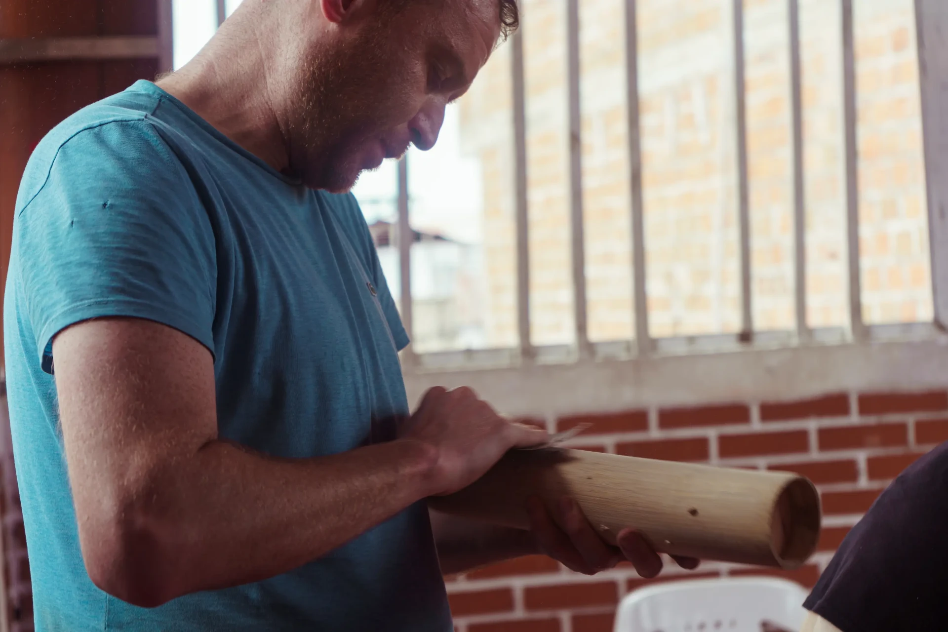 Viajeros en taller de construcción de instrumentos en Tumaco