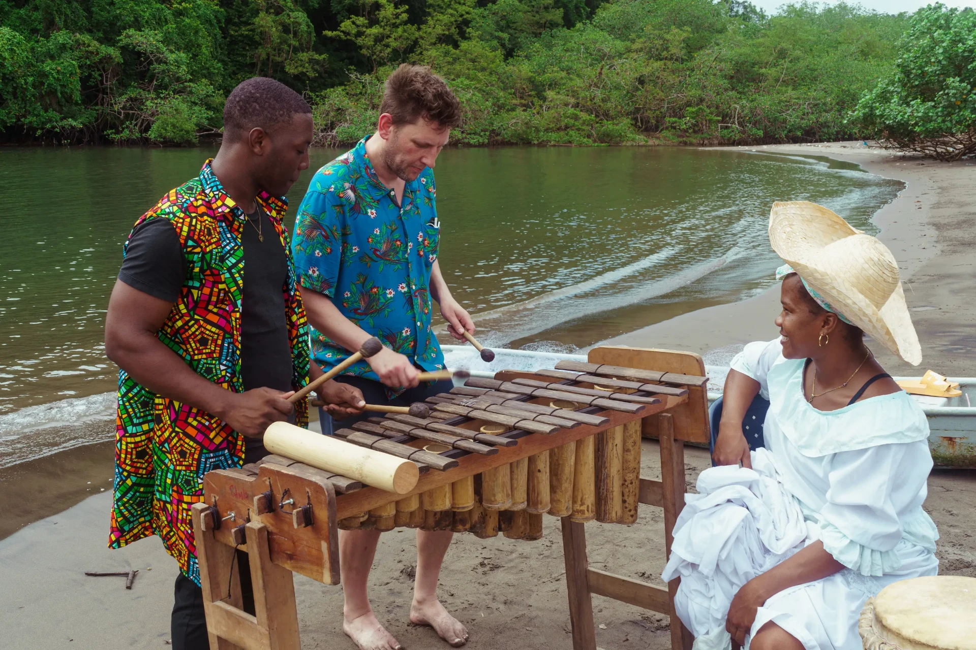 Taller de música con marimba, maestro y participantes en Tumaco