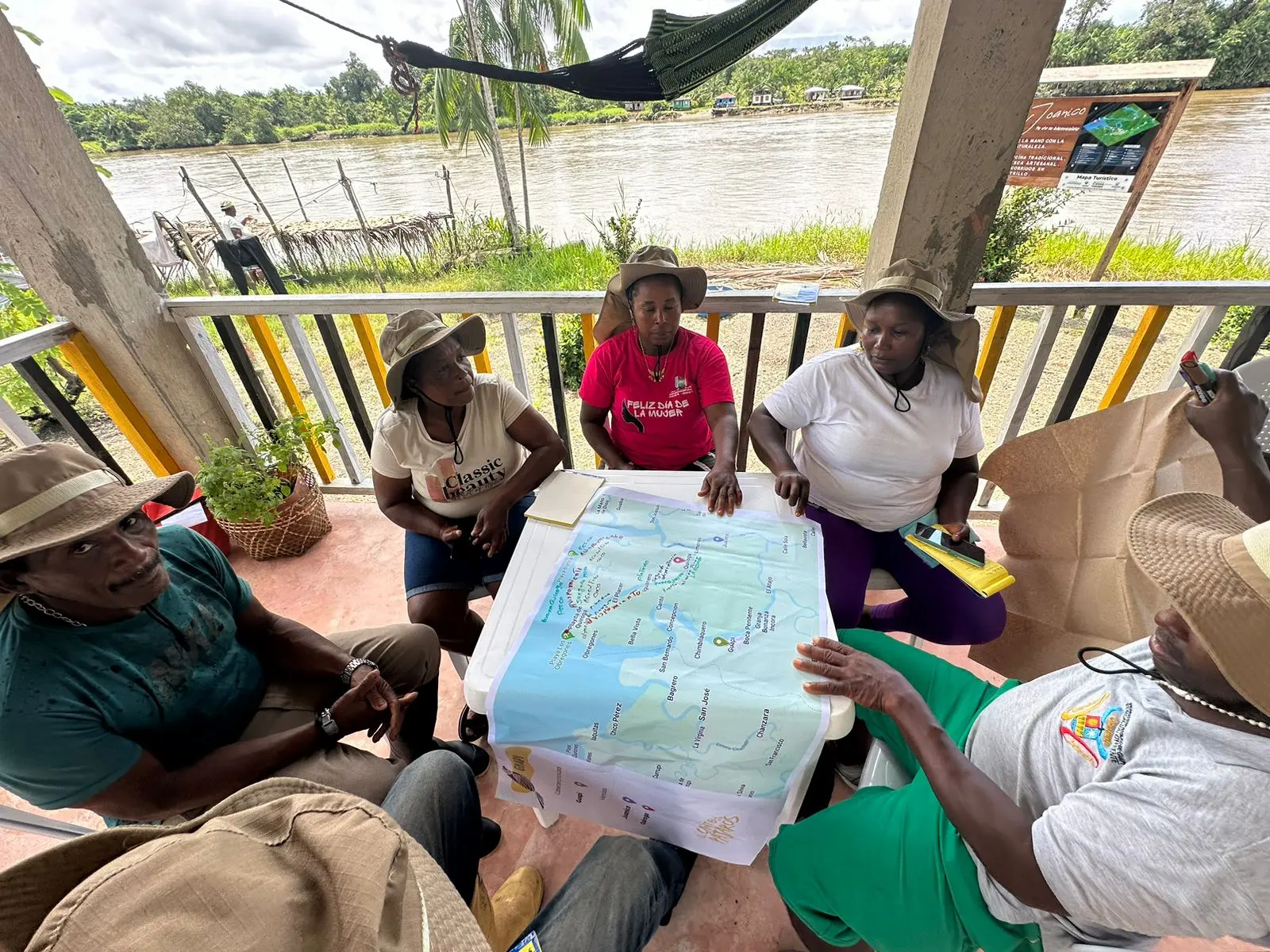 Grupo revisando el mapa del río durante el monitoreo comunitario