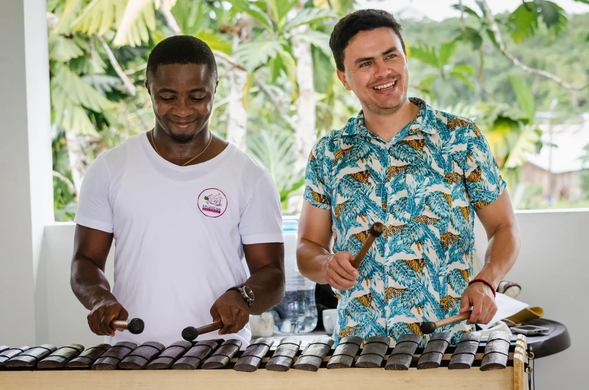 Viajero y maestro interpretan juntos la marimba de chonta durante el Retiro Marimbea en Guapi