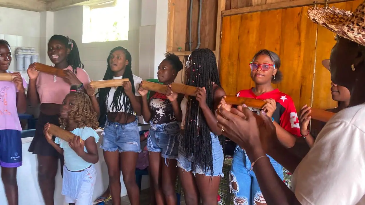 Semillero comunitario interpretando instrumentos tradicionales del Pacífico