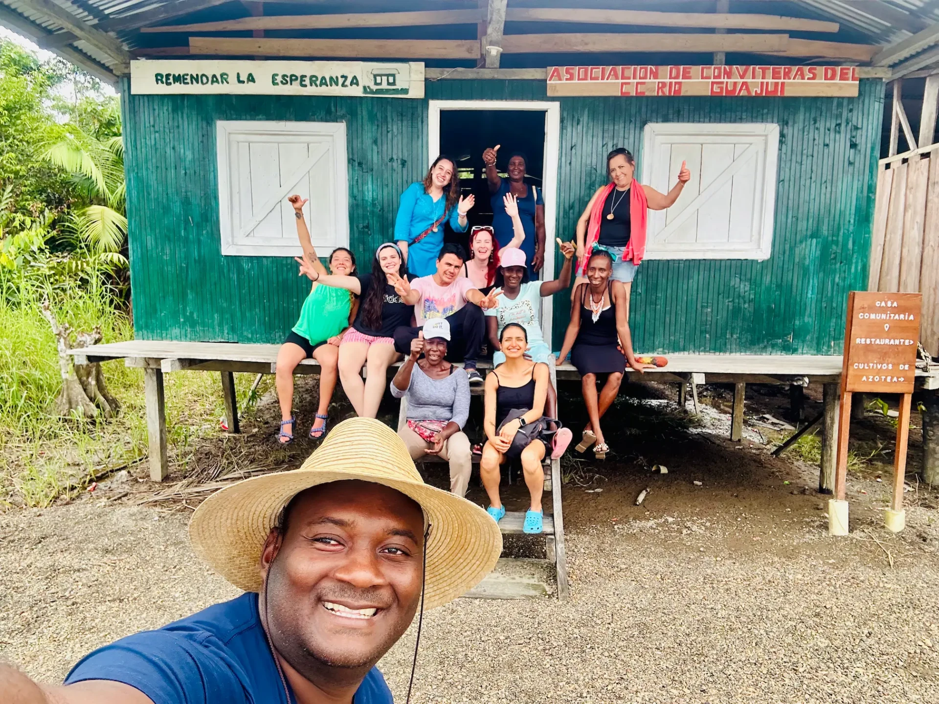 Comunidad y viajeros reunidos frente a la casa comunitaria en Guapi