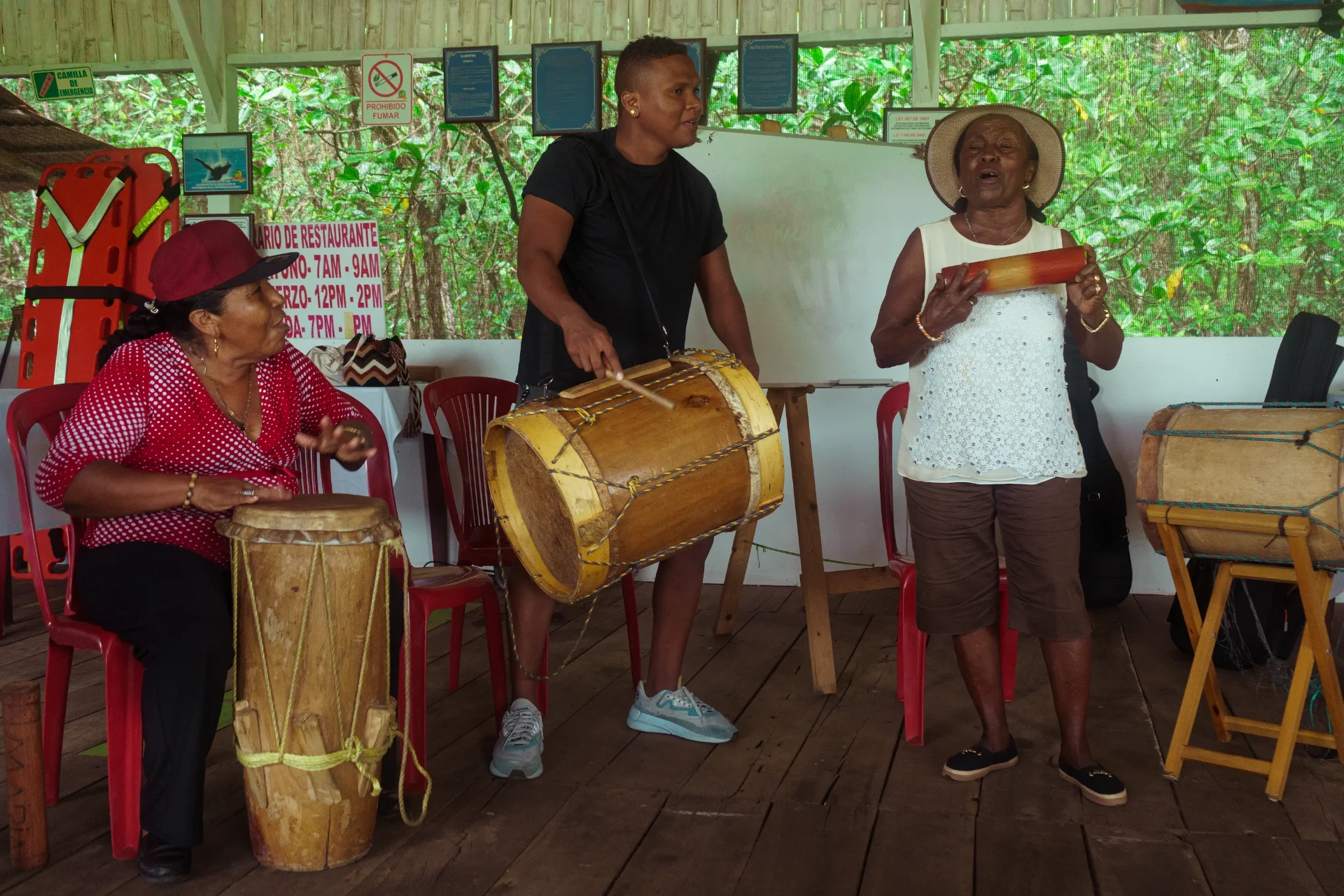 Cantoras tradicionales acompañadas por bombos en Tumaco