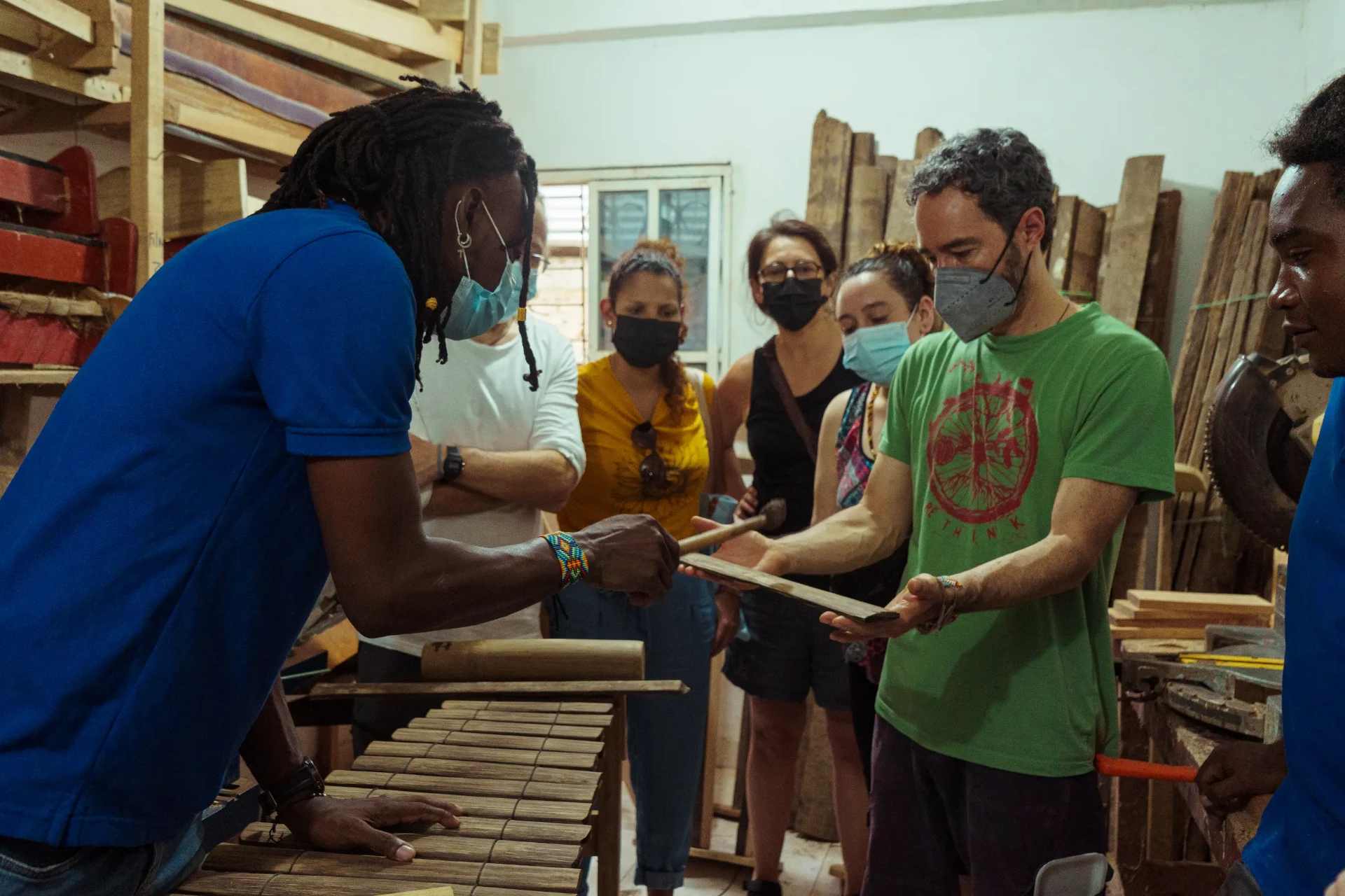 Maestro y viajeros en taller de construcción de instrumentos